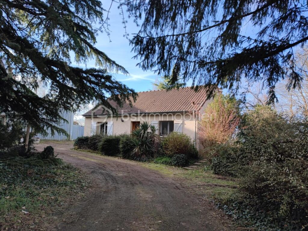 Pavillon de plain pied avec une grange de 210m²,un garage et un hangar sur 4827 m² de terrain – 3 pièces – 2 chambres – 60 m²