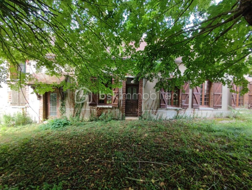 Une propriété comprenant deux habitations, une longère de 100 m² et un logement de 42 m² avec une grange et dépendances, cave sur 3406 m² de parcelle – 5 pièces – 3 chambres – 129 m²