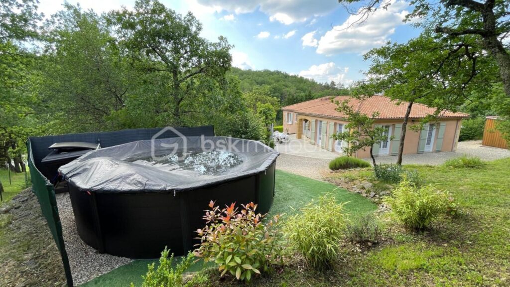 Maison rénovée avec soins sur 3532 m² de terrain non clos – 4 pièces – 3 chambres – 116 m²