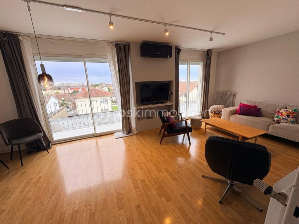 Appartement lumineux vue Pyrénées avec balcon – 3 pièces – 2 chambres – 77 m²