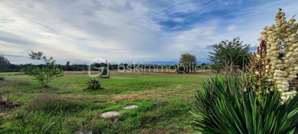 SOUS OFFRE D’achat !!!! Maison 5 chambres, grand terrain plat et piscinable, puits+ grande dépendance cadastrée – 8 pièces – 5 chambres – 135 m²