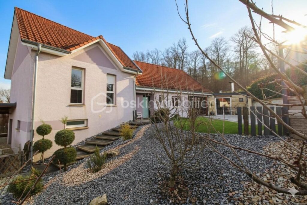 Maison individuelle de 180 M2 sur terrain de 1025 M2 à RECHESY – 5 pièces – 3 chambres – 180 m²