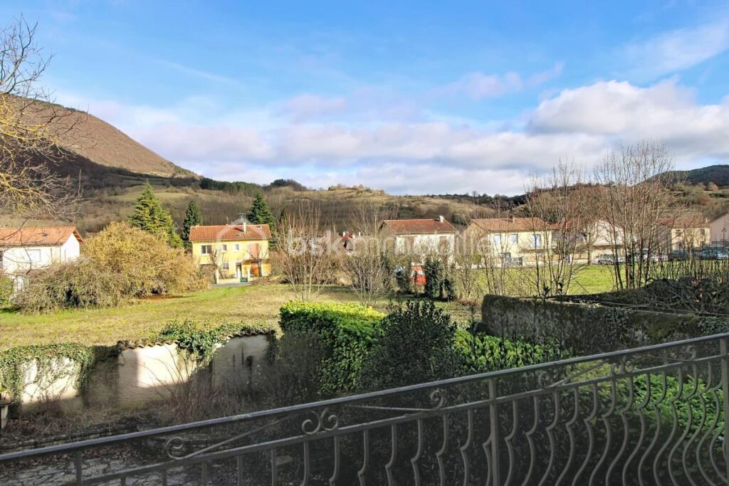 Entre Larzac et Cévennes. Maison de maître d’exception, vallée de la Dourbie NANT – 8 pièces – 3 chambres – 145 m²