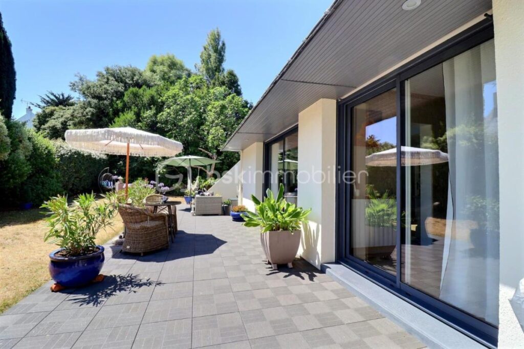 MAGNIFIQUE MAISON D’ARCHITECTE, AU CALME, AU PIED DES COMMERCES ET PROCHE GARE – 6 pièces – 3 chambres – 168 m²