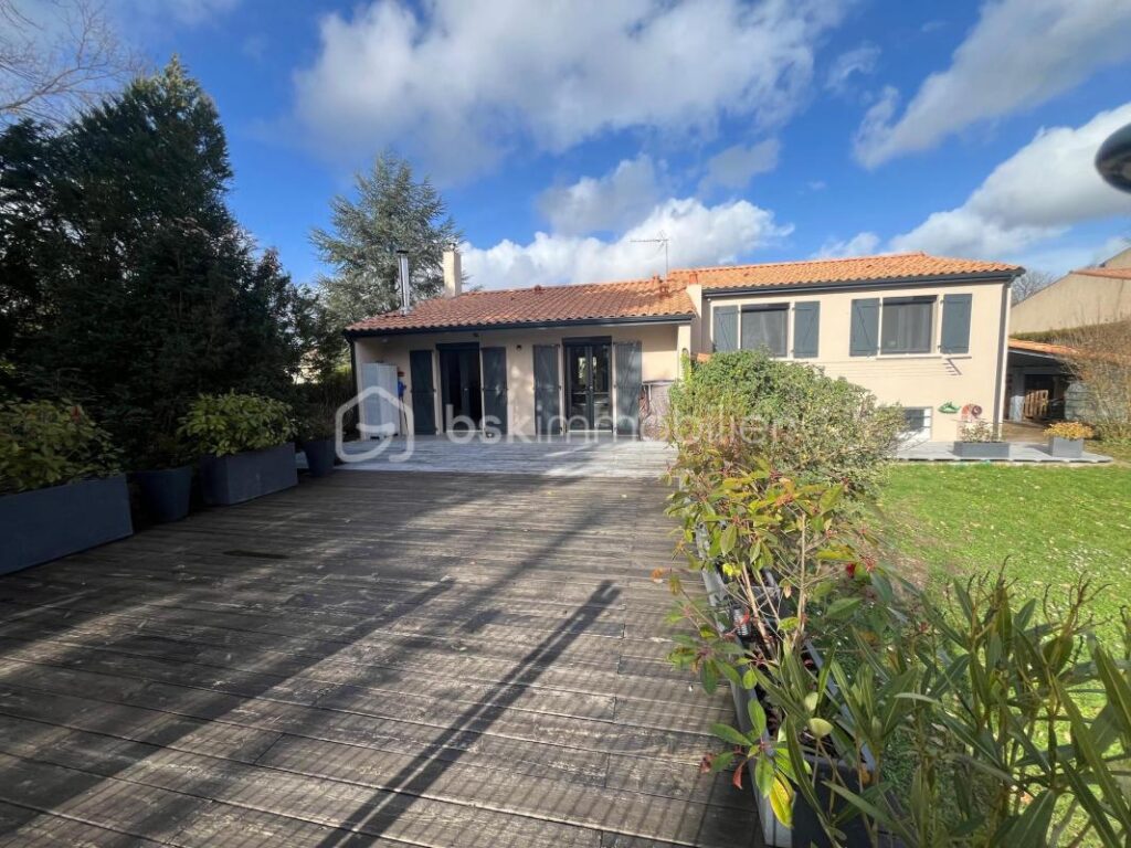 🏡 A 2 KM DE LA GARE , SAINTES RIVE DROITE ❤️Maison de plain pied classée C ! secteur Terrefort terrain de 1880 M2 aucun travaux ! – 5 pièces – 3 chambres – 100 m²