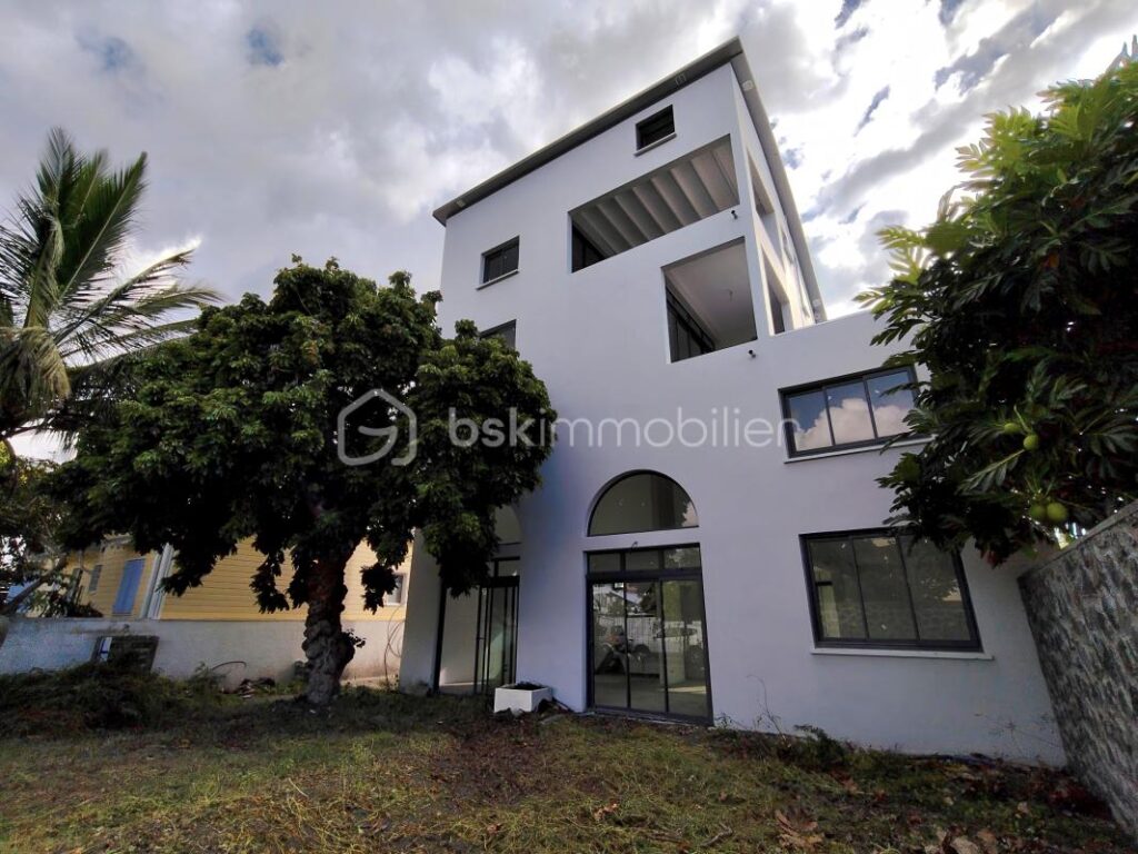 Villa Neuve de 200m² avec piscine – Saint-Paul – 5 pièces – 2 chambres – 200 m²