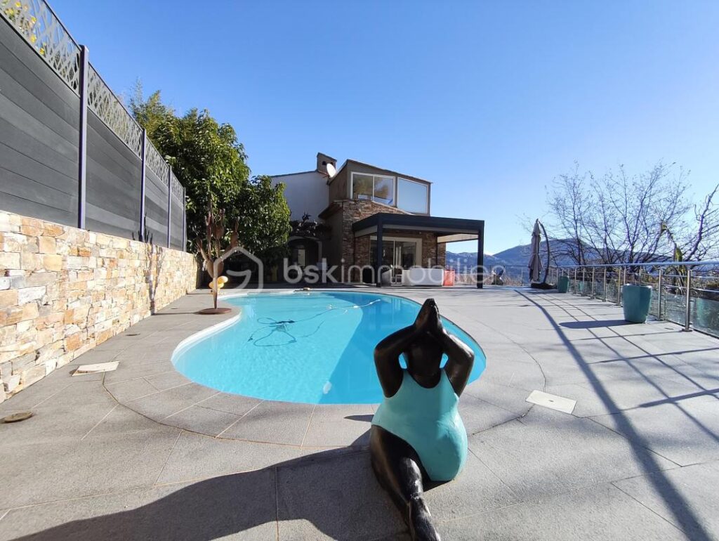 VILLA DE PRESTIGE – 270m² – PISCINE – CARROS VILLAGE – 7 pièces – 5 chambres – 264 m²