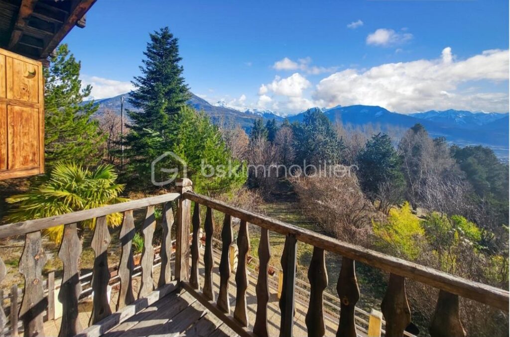 ***Opportunité rare pour investisseurs *-*vaste bâtisse de caractère à Embrun-*** – 40 pièces – NR chambres – 900 m²