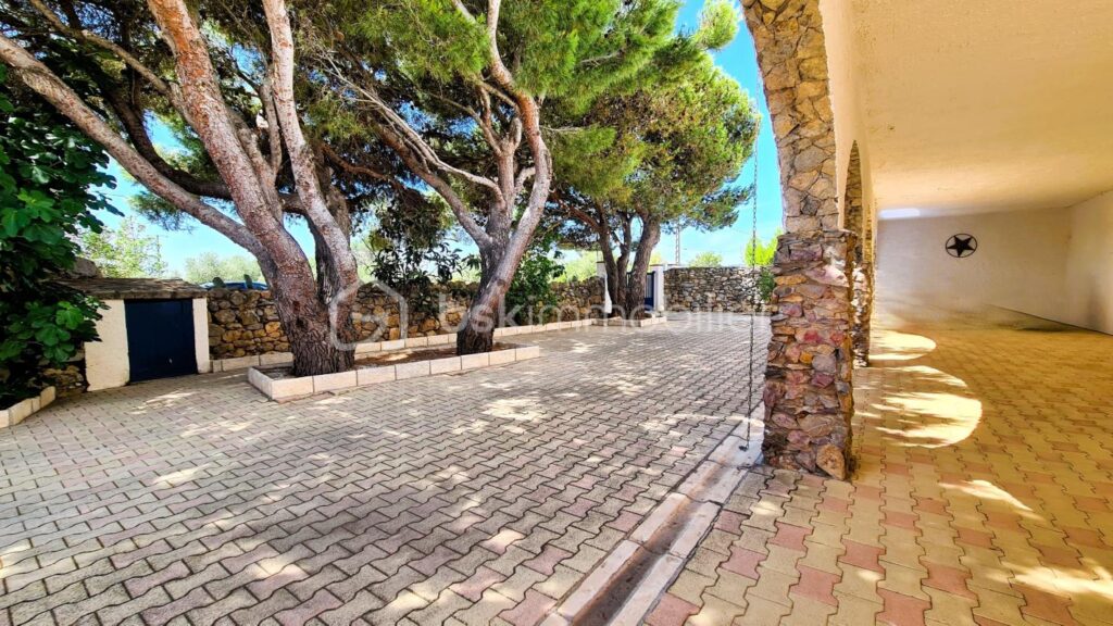 ***Propriété atypique- 299m²- T8- Terrasse- Cour- Garage- Extérieur- Calme- Vue***- Isolé- La Palme*** – 9 pièces – 6 chambres – 299 m²