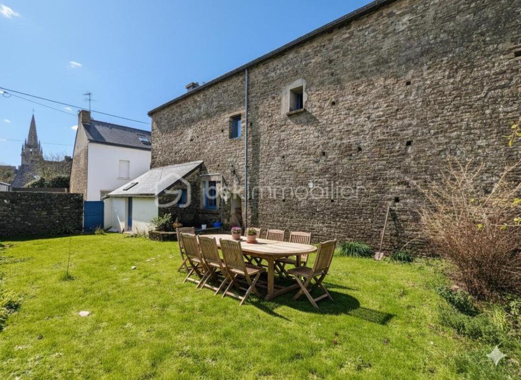 Maison centre-ville – Jardin – 140m² + 80m² au sol de combles à aménager – 4 pièces – 2 chambres – 140 m²