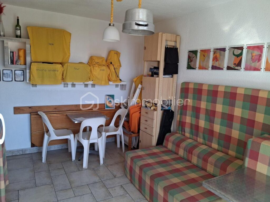 NARBONNE-PLAGE – APPARTEMENT T2 au 2ème étage avec PLACE DE PARKING – BON ETAT à 100m de la plage – Vendu meublé – 2 pièces – 1 chambre – 21 m²