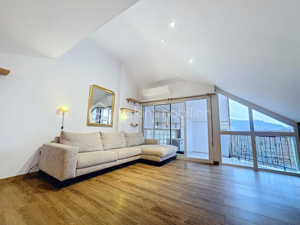 T2 atypique avec terrasse et vue – Centre-ville de Voiron – 2 pièces – 1 chambre – 57 m²