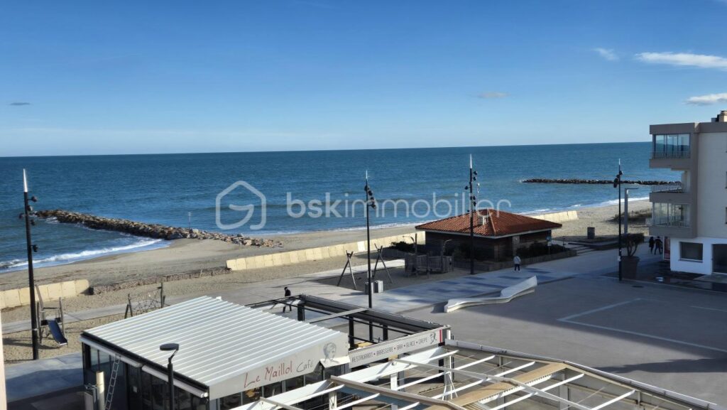 A VENDRE APPARTEMENT T2 CABINE RENOVE DE 50M² A SAINT CYPRIEN – COTE PLAGE – FRONT DE MER – VUE SUR LA MEDITERRANNEE ET LES ALBERES – PARKING PRIVE – ASCENSEUR – EMPLACEMENT PREMIUM – 3 pièces – 2 chambres – 50 m²