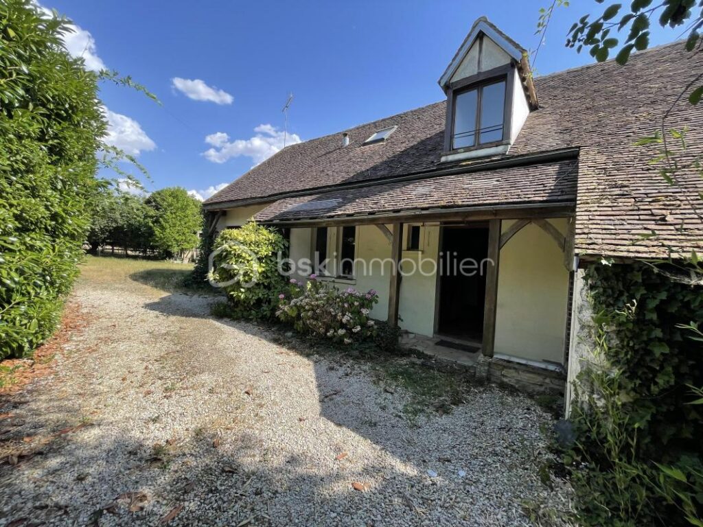 Maison de campagne sur 9800 m2de terrain – 4 pièces – 2 chambres – 106 m²