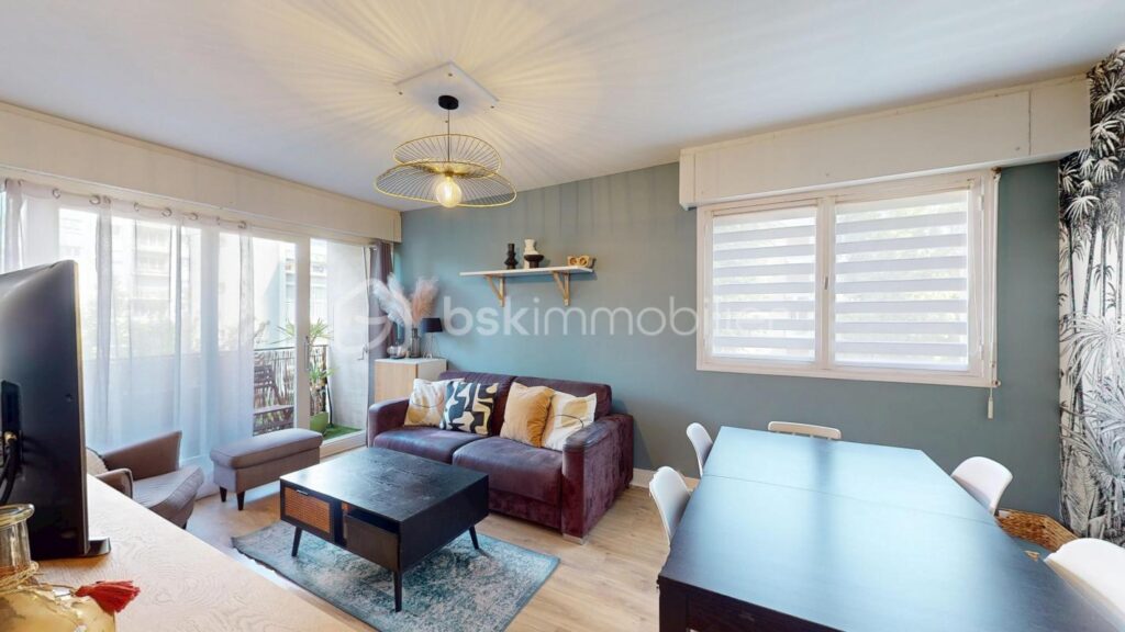 Spacieux 3 pièces traversant et en très bon état ! Avec 2 balcons et une cave, à 2 pas du Centre de Châtillon !! – 3 pièces – 2 chambres – 72 m²