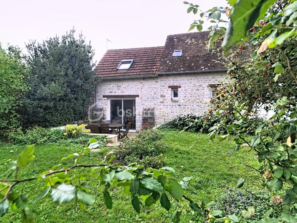 Maison en pierre pleine de charme avec jardin et cave voûtée – 4 pièces – 3 chambres – 79 m²
