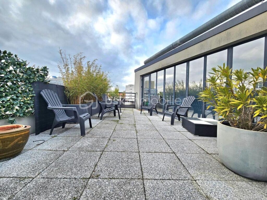 Métro Mairie DUPLEX dernier étage avec Terrasse ROOFTOP de 78m² SUD parking cave DPE C – 3 pièces – 2 chambres – 71 m²