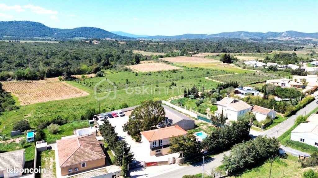 Ensemble immobilier avec habitation + appartement indépendant + hangar 300 m² – Idéal activité mixte habitation et professionnelle – 8 pièces – 5 chambres – 180 m²