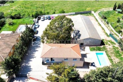 Ensemble immobilier avec habitation + appartement indépendant + hangar 300 m² – Idéal activité mixte habitation et professionnelle – 8 pièces – 5 chambres – 180 m²