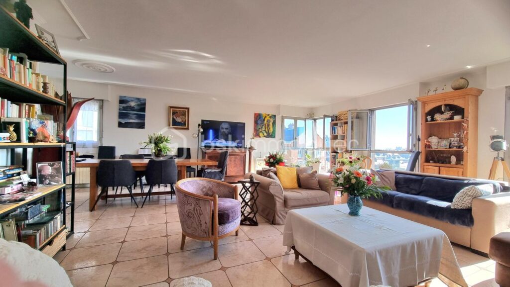 Appartement T4 – 129 m² – Vue Cathédrale – Centre-ville d’Amiens + box + caves – 4 pièces – 3 chambres – 129 m²