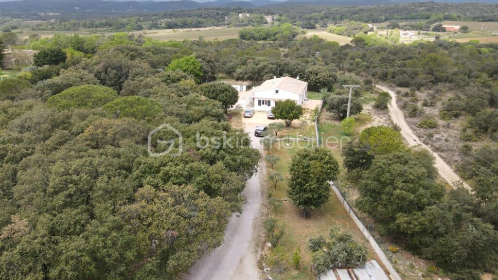 Maison de 317 m2 composée de 3 habitations distinctes – 8 pièces – 7 chambres – 317 m²