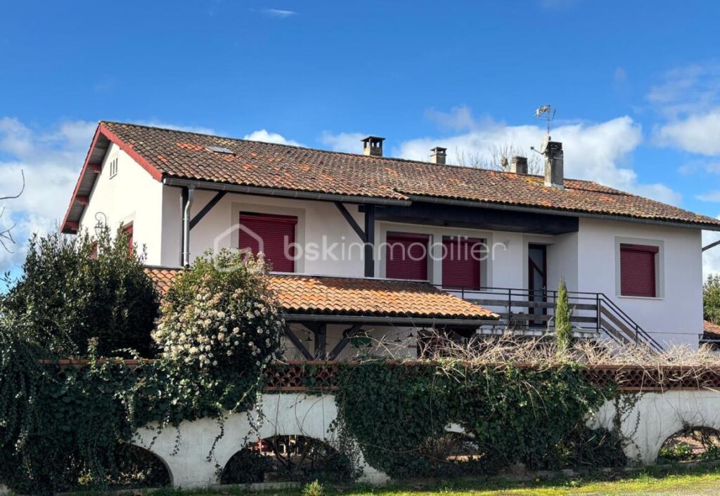 Maison familiale avec piscine à Coufouleux – 6 pièces – 4 chambres – 175 m²