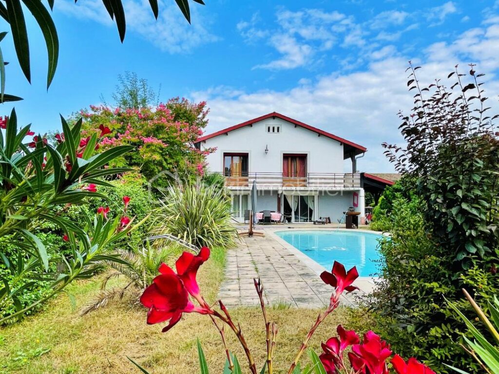 Maison familiale avec piscine à Coufouleux – 6 pièces – 4 chambres – 175 m²