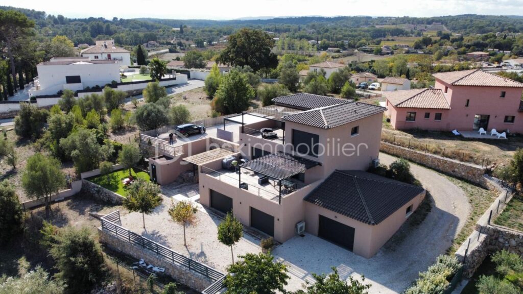 A DRAGUIGNAN (VAR) – COL DE L’ANGE – MAISON D’ARCHITECTE – 255 M² – PISCINE – GARAGE – 7 pièces – 5 chambres – 255 m²