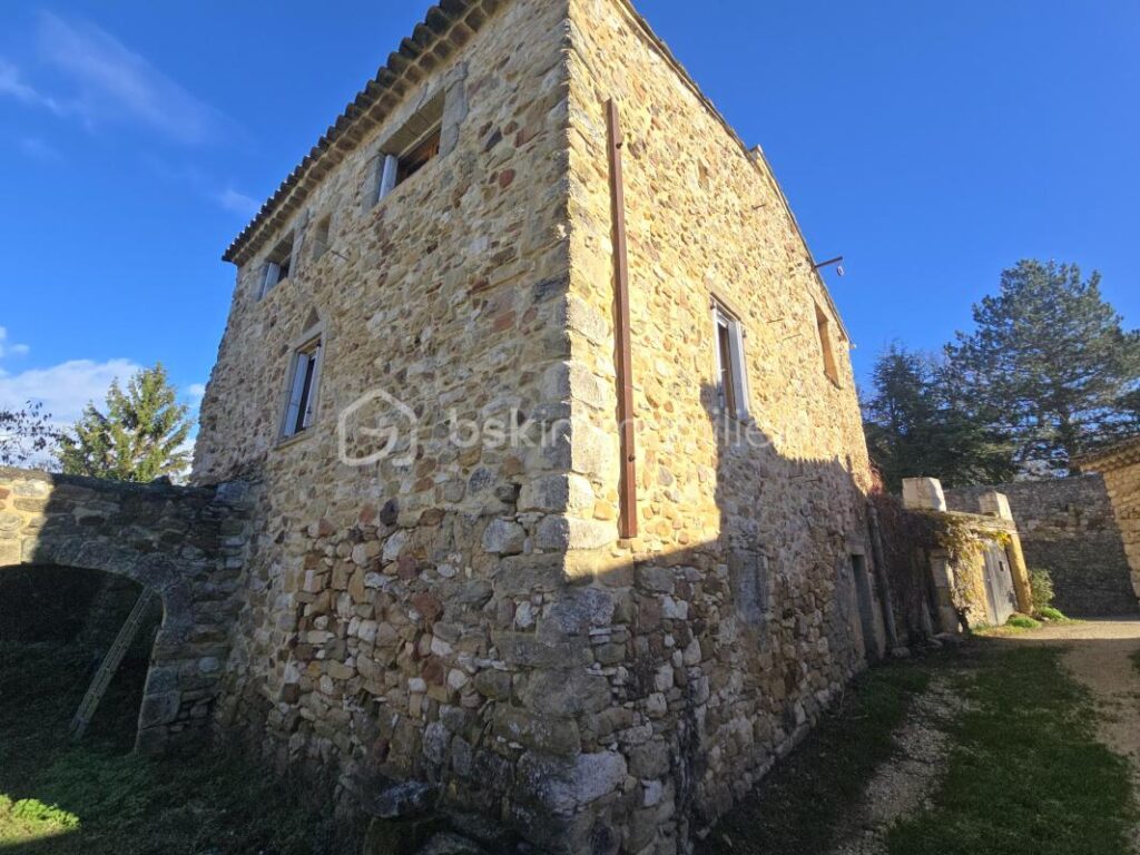 Maison de village en pierre avec jardin – Fort potentiel de rénovation – Village calme proche Uzès – 4 pièces – 2 chambres – 78 m²