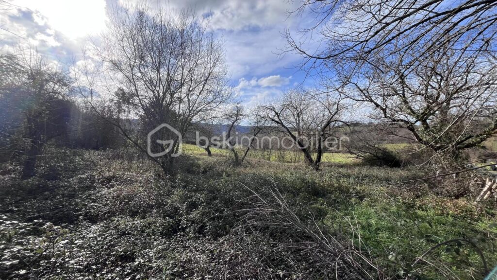 🌿 Terrain constructible 1 860 m² – Peyrignac (24210) – Cadre calme et verdoyant – NR pièces – NR chambres – 1860 m²