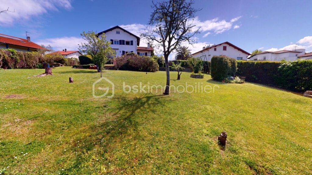 A Saint Jean-de-Luz, Propriété avec vue panoramique, T3 indépendant et terrain divisible – 9 pièces – 7 chambres – 221 m²