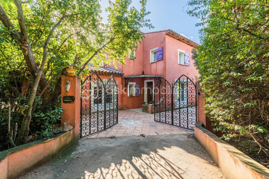 MAISON DE CHARME AU PRADET – LES OURSINNIÈRES – 7 pièces – 4 chambres – 192 m²