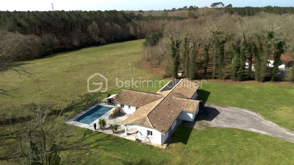 ***Maison familiale refaite à neuf avec deux espaces de vie distincts, piscine et grand terrain – 7 pièces – 5 chambres – 200 m²