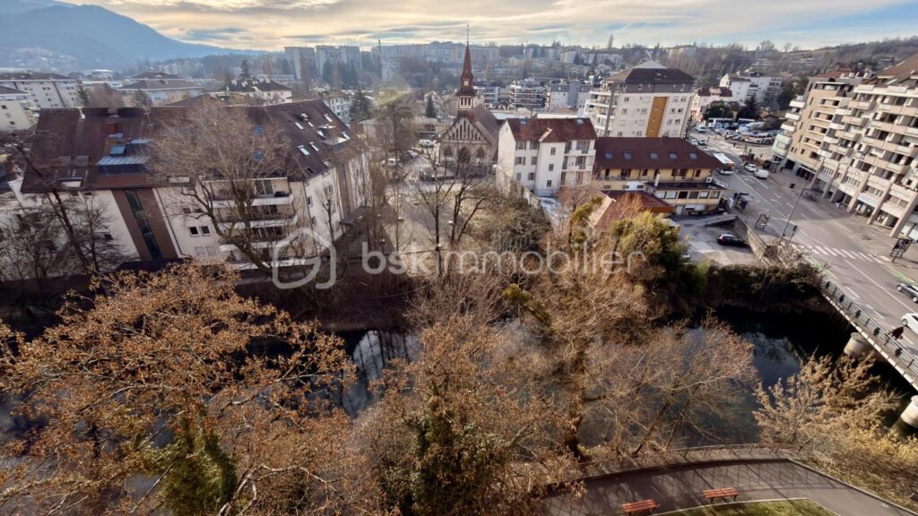 DERNIER ÉTAGE – VUE MONTAGNES & THIOU – TERRASSE SUD-OUEST – ANNECY CENTRE – 3 pièces – 2 chambres – 66 m²