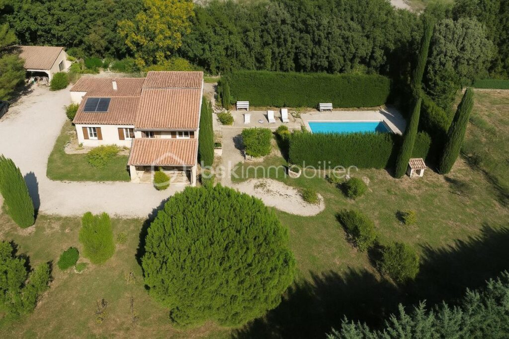 A vendre magnifique villa , avec un grand jardin et une piscine au pied du Luberon , sur Mérindol – 6 pièces – 5 chambres – 155 m²