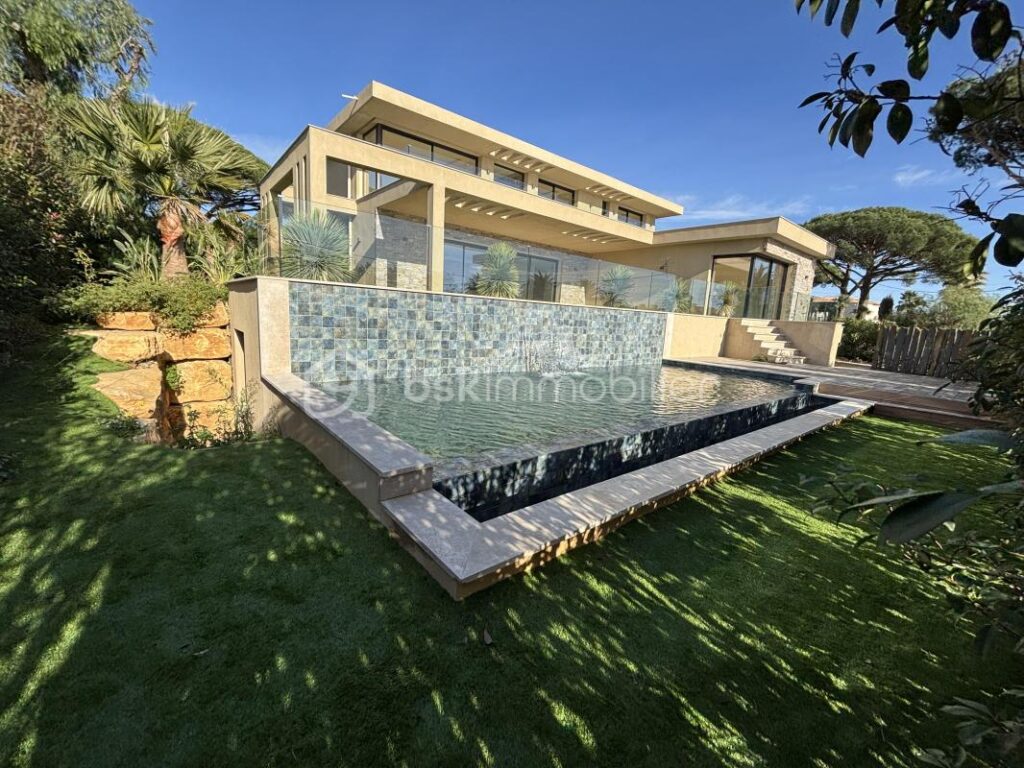 SAINTE MAXIME Villa contemporaine de prestige avec vue mer – 5 pièces – 4 chambres – 262 m²