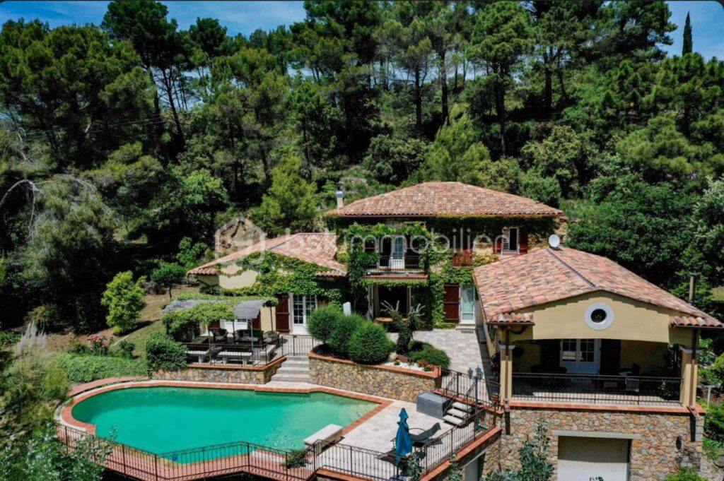 Villa traditionnelle 250 m² T2 terrain 7300 m² Piscine – 8 pièces – 5 chambres – 250 m²