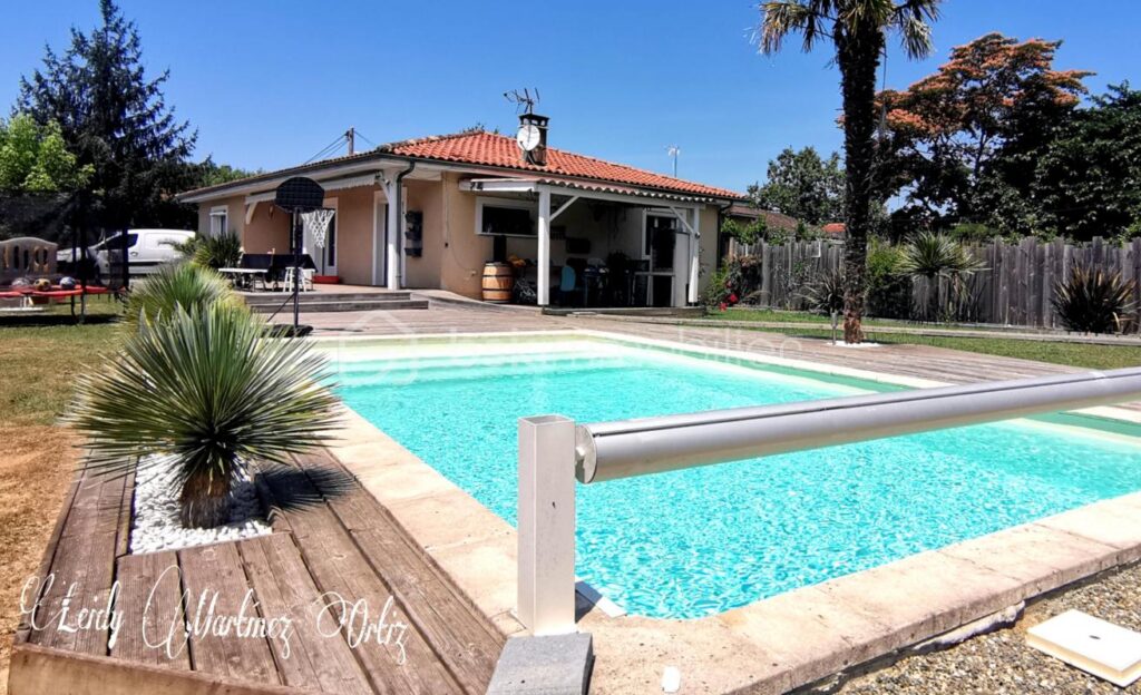 Belle maison, rénovée, 114m², 4 chambres, terrasse couverte, piscine et garage, terrain de 1000m² environ – 6 pièces – 4 chambres – 114 m²