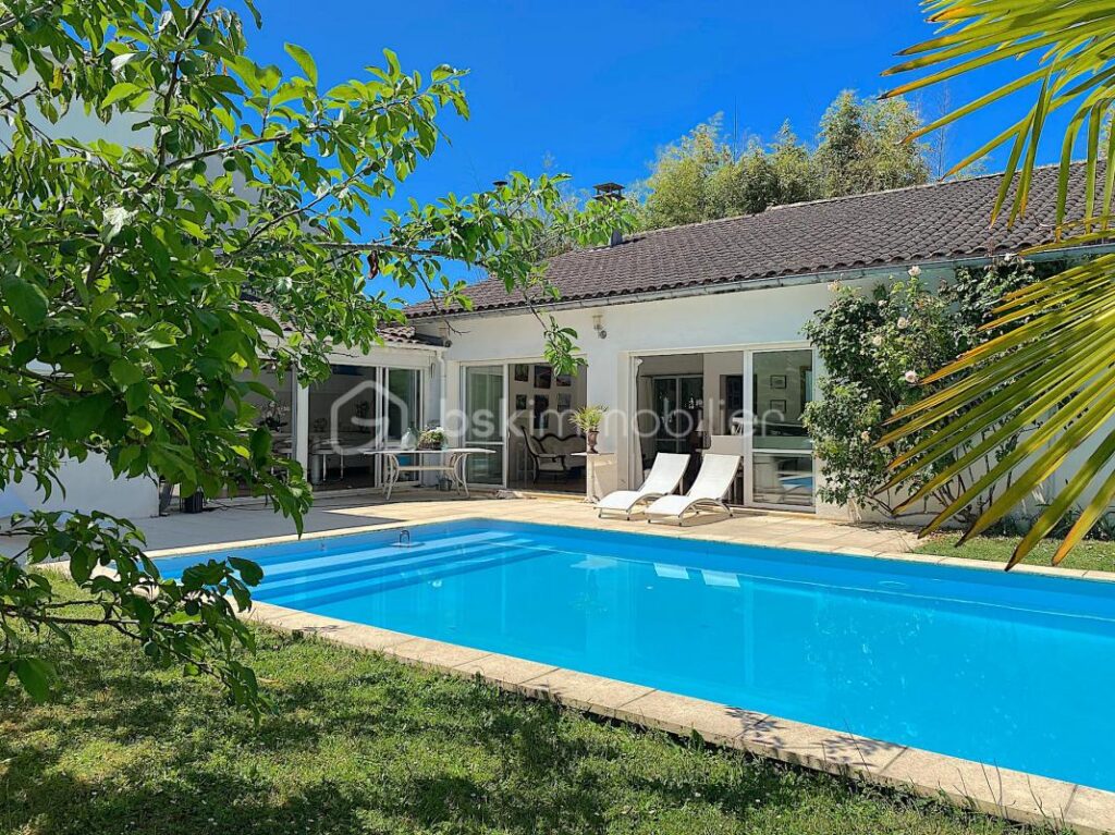 Maison avec 5 chambres + un studio indépendant + une piscine !!! De l’espace, du calme et du charme !!!! – 8 pièces – 5 chambres – 215 m²