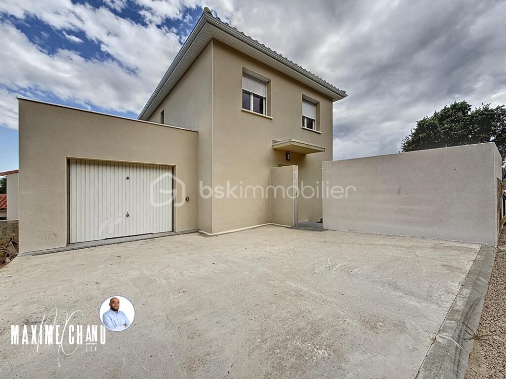 Maison à fort potentiel – 171 m² sur 3 niveaux à Vailhauquès – 7 pièces – 6 chambres – 171 m²