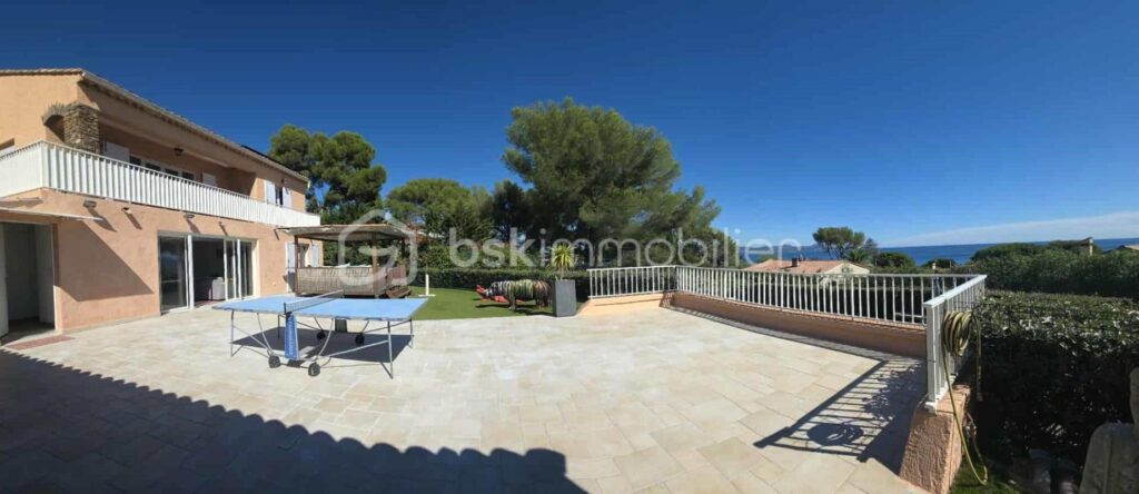 A LES ISSAMBRES (VAR) – PROPRIETE 7 PIECES 173 M² AVEC GRAND GARAGE ET PISCINE – VUE MER – 7 pièces – 4 chambres – 173 m²