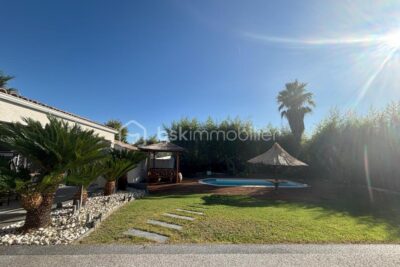 A vendre – Belle maison familiale de plain-pied de 153 m² sur un terrain de 1000m² avec jardin arboré et piscine – 5 pièces – 4 chambres – 153 m²