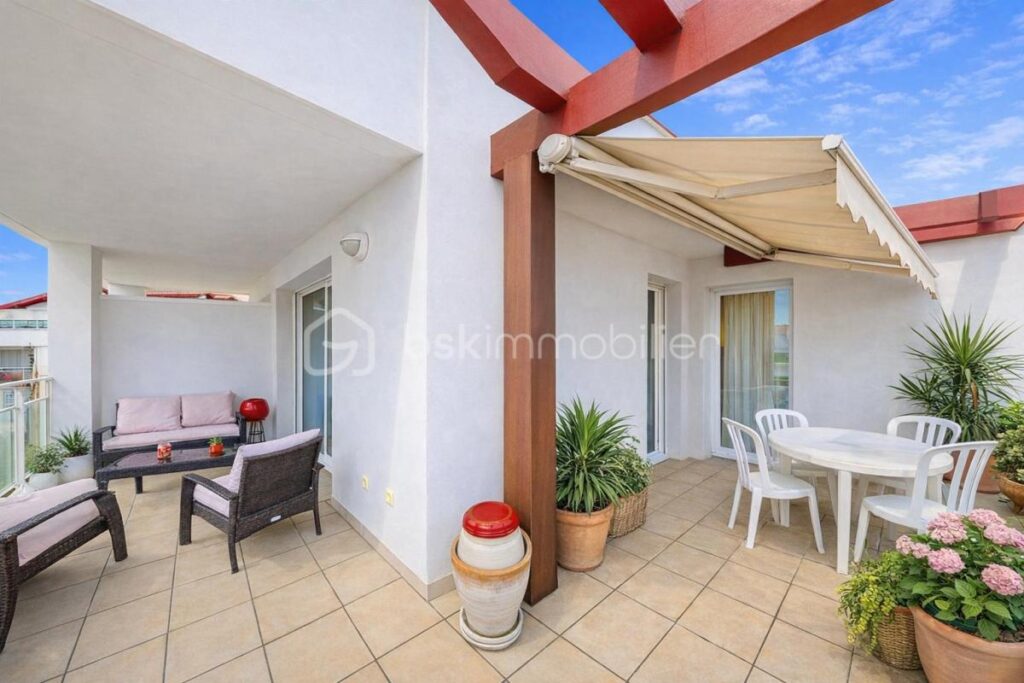 Anglet -T3 lumineux avec terrasse de 28 m2 et parking sécurisé – 3 pièces – 2 chambres – 61 m²