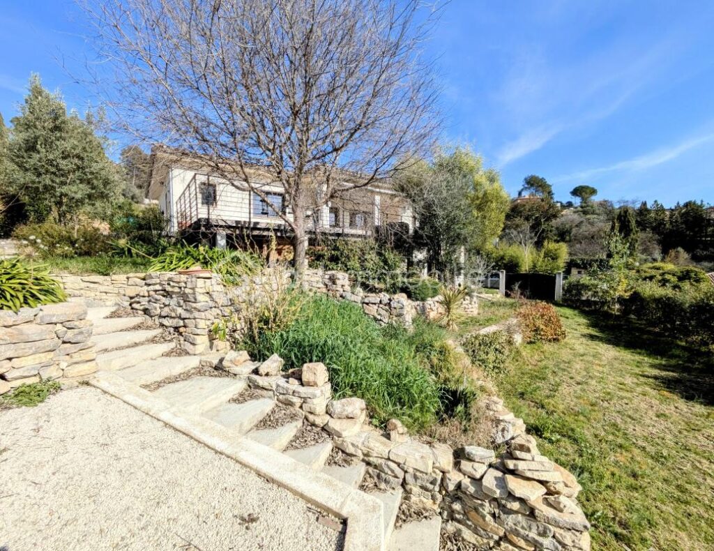 Maison de plain pied de 110m2, une vue dégagée, piscine – 4 pièces – 2 chambres – 110 m²