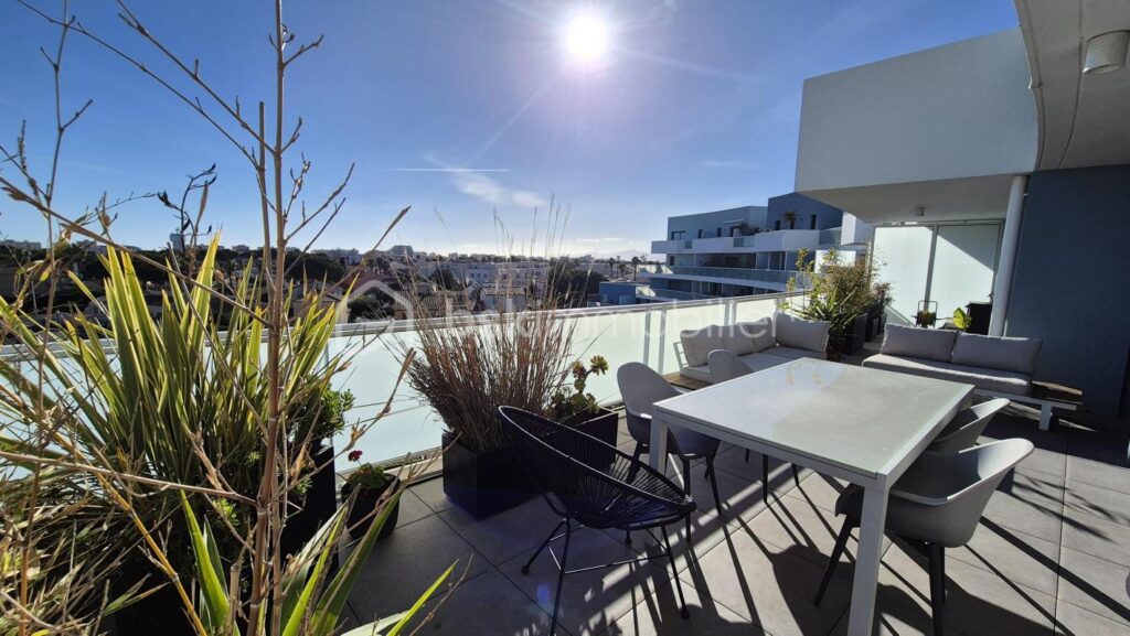 A VENDRE APPARTEMENT RECENT TRAVERSANT DE 122M² A CANET EN ROUSSILLON – COTE PORT – TERRASSES DE 100 M² – TROIS CHAMBRES – PARKING PRIVE – GARAGE INDIVIDUEL – CLIMATISATION GAINABLE – CUISINE D ETE – SPA – VUE DEGAGEE SUR LES ALBERES – 5 pièces – 3 chambres – 122 m²