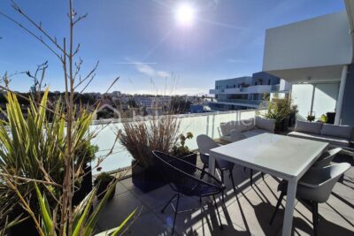 A VENDRE APPARTEMENT RECENT TRAVERSANT DE 122M² A CANET EN ROUSSILLON – COTE PORT – TERRASSES DE 100 M² – TROIS CHAMBRES – PARKING PRIVE – GARAGE INDIVIDUEL – CLIMATISATION GAINABLE – CUISINE D ETE – SPA – VUE DEGAGEE SUR LES ALBERES – 5 pièces – 3 chambres – 122 m²