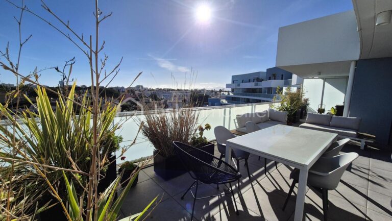 A VENDRE APPARTEMENT RECENT TRAVERSANT DE 122M² A CANET EN ROUSSILLON – COTE PORT – TERRASSES DE 100 M² – TROIS CHAMBRES – PARKING PRIVE – GARAGE INDIVIDUEL – CLIMATISATION GAINABLE – CUISINE D ETE – SPA – VUE DEGAGEE SUR LES ALBERES – 5 pièces – 3 chambres – 122 m²