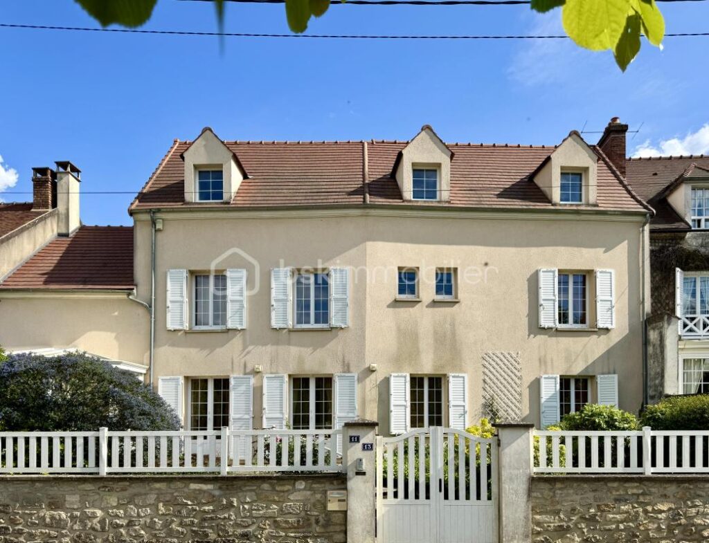 À vendre : Grande maison de ville à Germigny-l’Évêque 210m2 – 7 pièces – 5 chambres – 210 m²