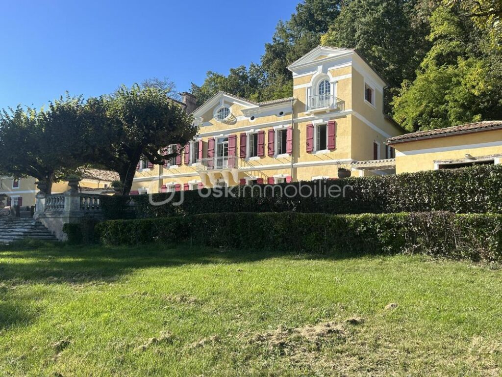 CHÂTEAU et SA MAISON de Gardien – VUE -TERRAIN – PISCINE – DÉPENDANCES – NR pièces – 12 chambres – 722 m²