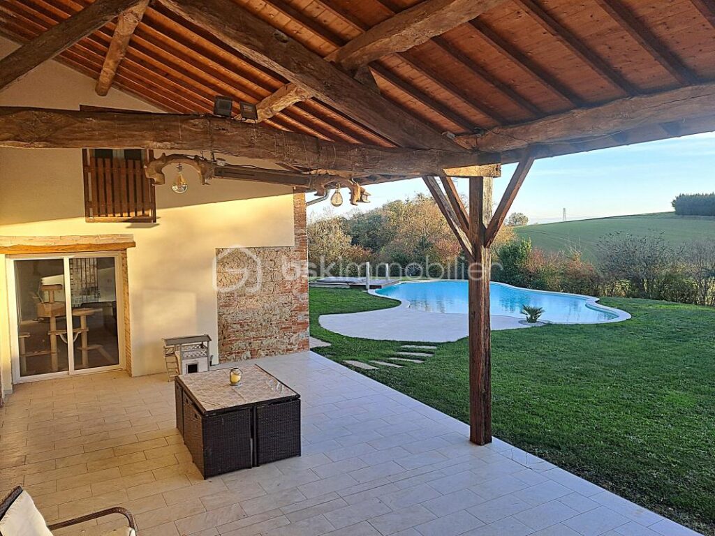 Longère de 275 m² avec dépendances et piscine – 7 pièces – 5 chambres – 275 m²